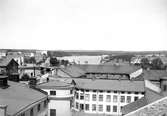 Bild tagen år 1904 i samband med bygget av ytterligare 2 våningar på hörnhuset Drottninggatan–Järnvägsgatan. I fonden hittar vi nu en del av Mitt i City-komplexet.