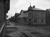 Långgatan norrut sedd från Sveagatan runt 1910. Huset i fonden byggdes något år före 1900.