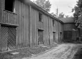 Ekonomibyggnader i kvarteret Almen år 1933. Denna länga låg innanför Doktorsgården och revs vid upprustningen under 1960-talet.