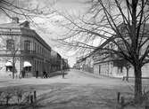 Västra Torggatan från Hamngatan runt förra sekelskiftet.