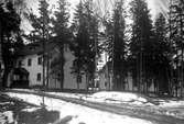 Byggnadsfirman Bröderna Wästlund uppför kontor, disponentbostad och 40 arbetarbostäder av sten i Skoghall åt Uddeholmsbolaget mellan 1917-1919.