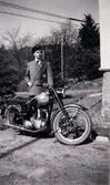 Agda och Carl-Henrik Carlsons son Lennart med första motorcykeln vid huset Rådavägen 10 i Sjövalla, Mölndal, ca 1945.

För mer information om bilden se under tilläggsinformation.