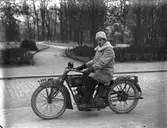 Motorcykel av märket Excelsior, tvåcylindrig, 500 cc. obs. karbidlampan.
Axel Åvall
