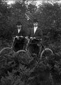 Två män med cyklar.