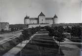Södra kyrkogården i Kalmar då den var nyanlagd. Slottet i bakgrunden har inte fått påbyggnaden på Kuretornet.