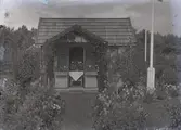 En stuga vid Kalmar södra koloniområde, fotograferad omkring 1930. Kalmar södra koloniförening grundades 1917 och har idag 105 kolonilotter. Området ligger strax söder om länssjukhuset i Kalmar med huvudingång från Stensbergsvägen.