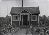 En stuga vid Kalmar södra koloniområde, fotograferad omkring 1930. Kalmar södra koloniförening grundades 1917 och har idag 105 kolonilotter. Området ligger strax söder om länssjukhuset i Kalmar med huvudingång från Stensbergsvägen.
