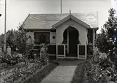 En stuga vid Kalmar södra koloniområde, fotograferad omkring 1930. Kalmar södra koloniförening grundades 1917 och har idag 105 kolonilotter. Området ligger strax söder om länssjukhuset i Kalmar med huvudingång från Stensbergsvägen.
