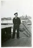 Gåva av Kenneth Larsson, son till Gösta Larsson. Fotografier från Gösta Larssons tjänstgöring i flottan. Fotgrafier från 1937 - 1954.
Okänd sjöman vid slussen