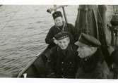 Gåva av Kenneth Larsson, son till Gösta Larsson. Fotografier från Gösta Larssons tjänstgöring i flottan. Fotografier från 1937 - 1954.
Styrman Pettersson (närmast)