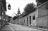 Gatubild från Hudiksvall, kyrkan i fonden.
