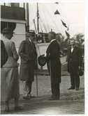 Gustav V i samspråk med borgmästare Yngve Malmqvist, Kalmar i samband med kungens avresa  till Öland. 1930-talet.