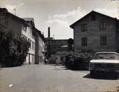 Bebyggelse vid Trädgårdsgatan, nuvarande Störtfjällsgatan i Mölndal, år 1973. Till vänster nr 6 och nr 4. Till höger nr 3 som inrymmer Mölndals möbelaffär. Huset var tidigare Folkets Hus. I bakgrunden i mitten ses även byggnad tillhörande Papyrus.