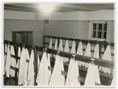 Vänersborg. Elfsborgs läns Dövstumskola, senare Vänerskolan. Elevbadet - omklädningsrum - i internatets källarvåning.