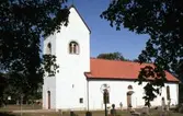 Långlöts kyrka är en kyrkobyggnad i Växjö stift. Den är församlingskyrka i Gärdslösa, Långlöt och Runstens församling.

Den ursprungliga klövsadelkyrkan tillkom i etapper under 1100-talet fram till mitten av 1200-talet. Under 1100-talet uppfördes en romansk absidkyrka som försågs med ett västtorn som byggdes i tre etapper. Den stora förändringen av kyrkan ägde rum under 1200-talets första och mittersta del. Byggmästaren Håkan Tanna som verkade på Öland och Gotland byggde om den till en försvarskyrka av klövsadeltyp. Allra först förhöjdes långhusets och korets murar. Senare slogs valv i kyrkorummet och en övervåning med skottgluggar tillkom. Kordelen byggdes om på höjden till ett östtorn. Genom denna ombyggnad blev kyrkan en klövsadelkyrka med den dubbla funktionen att vara gudstjänstrum och försvarsanläggning.

Nästa genomgripande ombyggnad genomfördes 1795-96 av Henrik Wermelin då kyrkan fick sitt nuvarande utseende. Västtornen med sina romanska ljudöppningar och sitt medeltida krön bevarades medan övriga delar av kyrkan med sina valv och sitt östtorn raserades. Till det kvarvarande västtornet fogades ett långhus med rakslutande kor av salkyrkotyp med höga fönster och trätunnvalv enligt tidens moderiktning. Sakristian byggdes 1855.

(Uppgifterna är hämtade från Wikipedia)