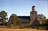Köpings kyrka är en kyrkobyggnad i Växjö stift. Den är församlingskyrka i Köpingsviks församling på Öland.

Den nuvarande kyrkan är den fjärde i ordningen. Den ursprungliga kyrkan var av trä. Möjligen var det en stavkyrka uppförd under 1000-talet. Den ersattes vid 1100-talet av en mycket stor kyrka av kalksten, 42 meter lång och fyra meter bred. Den bestod av ett långhus med ett smalare kor och absid i öster. I söder var ett vapenhus uppfört under 1200-talet och på norra sidan en sakristia som tillkom under 1300-talet. Under 1100-talet tillkom ett torn i väster och på 1200-talet ett torn i öster. Kyrkan blev därmed en klövsadelkyrka. Vid kyrkogårdens sydvästra hörn var en klockstapel belägen.

Kyrkans interiör präglades av det treskeppigt välvda kyrkorummet. Koret var tunnvälvt medan absiden var försedd med hjälmvalv. Johannes Haquini Rhezelius som vid sin resa till Öland 1634 tecknade av kyrkorna har gett en god bild av Köpings medeltida kyrkas utseende.

Under 1700-talet togs frågan upp om uppförandet av en helt ny kyrka. Beslutet fattades efter åtskilliga överläggningar att uppföra en kyrkobyggnad efter ritningar utförda 1799 av Jacob Wulff vid Överintendentsämbetet. År 1805 revs den gamla kyrkan med undantag av tornet. Sten från den rivna kyrkan användes som byggnadsmaterial i den nya. Kyrkan uppfördes 1805-1808 av murarmästare Johan Petersson, Kalmar. Invigningen förättades 1808 av biskop Magnus Stagnelius. Den nya kyrkobyggnaden bestod av ett rymligt långhus med brutet tak och en sakristia bakom koravslutningen i öster. Västtornet försågs med en åttakantig lanternin för kyrkklockorna. Interiören var av salkyrkotyp med ett trätunnvalv. Tvärs över kyrkorummet var ankarjärn spända. Så småningom uppvisade murarna sprickbildningar på grund av att sydmuren börjat sjunka. En förstärkning av grunden visade sig i längden omöjlig. Ur tanken att bygga om sydmuren uppstod istället att uppföra en helt ny kyrka. Hösten 1953 revs kyrkan med undantag från tornbyggnaden.

De ritningar som den nuvarande kyrkan uppfördes efter 1954-1955 utarbetades av Ärland Noreen. Materialet består i huvudsak av röd kalksten, med inslag av grå kalksten. Utmed norra långsidan ligger delar av den medeltida kyrkans nordmur kvar. Alla yttermurarna är oputsade. Kyrkan består av ett långhus och avslutande korvägg i öster. Vid norra sidan är en sakristia belägen och under denna ett bisättningsrum. Tornet i väster bevarades. I lanterninen hänger tre klockor. Storklockan är enligt inskrift från 1622. Mellanklockan tillkom 1969. Lillklockan bär årtalet 1686. Kyrkorummet är indelat i tre skepp genom fem par kolonner av grå, huggen kalksten. Över mittskeppet spänner sig valv gjutet i betong av stjärnvalvskaraktär. Sidoskeppen är täckta av trätak.

(Uppgifterna är hämtade från Wikipedia)