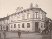 Gustaf Petersson skeppshandel. Byggt 1893. Huset på vänstra sidan byggt år 1830.