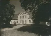 Huvudbyggningen mot gården.