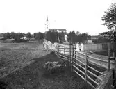 Vägen upp mot Hamrånge kyrka.