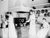 Kvinnor vid köksspis, Hamrånge.