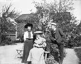 Lillstugan omkring 1905. Från höger: Birger Enlund, Gertrud Enlund, fröken Evy Olsson, sedan gift Hardin (?) i New York.
