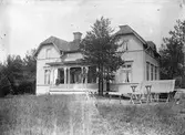 Konsul Lindbergs gård. (Farbror Axel Enlunds villa, Maln, Hudiksvall. Foto i juli 1904.)

