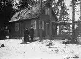 Gertrud och Albin vid sommarstugan i Valbo.
