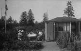 Kort till Birger Enlund från tant Elisabeth. Bilden är från hennes koloniträdgård, där hans familj är på besök. Foto 1916.
