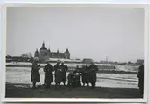 Militärövning i Kalmar 1941. I bakgrunden ser man Kalmar slott. Namnen Ahlstrand, Nilsson och E L-l är antecknade på fotots baksida.