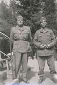 .... Berg [?] fr[ån] Tingsryd 1942.
Två anonyma soldater.