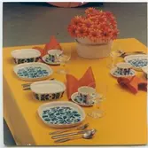 Dukning med mat- och kaffeservis från Domus, på varuhuset i Kalmar.