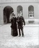 Ett par framför Zelma Kallenbergs cigarr- och tobakshandel vid kv Hattmakaren i Kalmar.