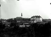 Köpings kyrka och ålderdomshemmet, 1911.
Fotograf E Sörman.