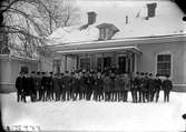 Häradsfältskjutning Köpings stad och Åkerbo skyttegille den 18  januari 1911. Skyttegillenas medlemmar fotograferade framför Gillsta gård, Bro. 
Fotograf E Sörman.