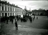 Första-maj demonstration på lilla torget 1922. Inristat på plåten står 