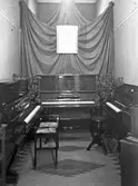 Bygga och Bo utställningen i Stadshuset.
9 - 24 mars 1929

AB Gefle Orgel & Pianofabriks monter: Orgel och piano
