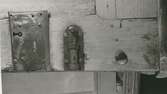 Bänkinredningen i slottskyrkan; detalj av dörr med lås och skjutregel.
