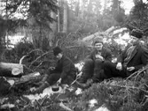 Matrast och behövlig vila vid övre sågdammen som syns till vänster. Från vänster Arnold Jönsson, Joel Hansson och Per Hansson