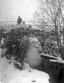 Gamla landsvägsbron över ån i Åsmundshyttan riven vid vägomläggningen efter ågrävningen 1928. På bron står fotografens kollega 