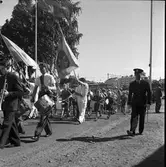Gävleutställningen 1946 vid Gävletravet. Med fanor i täten mot utställningen

