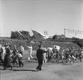 Gävleutställningen 1946 vid Gävletravet. Med fanor i täten mot utställningen

