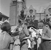 Gävleutställningen 1946 vid Gävletravet. Förberedelser innan paraden till utställningen



