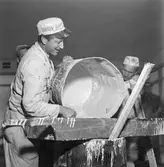 Förberedelse för utställningen. Gävleutställningen 1946, arrangerades 21 juni - 4 augusti. En utställning med anledning av Gävle stads 500-årsjubileum. På 350.000 kv.m. visade 530 utställare sina produkter. Utställningen besöktes av ca 760.000 personer.

