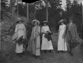 Till höger David och Elna Brundin på utflykt tillsammans med Elnas syster Ingeborg, en kusin Anna Larsson från Hemlinggrind och Elnas syster Naemi.