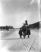 Elna Brundin med döttrar i Gävle hamn.
