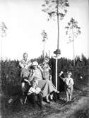 På bilden syns Elnas syster Hanna Olsson i mitten, till höger står Elna Brundin med sina barn. Observera trädstammen som ser ut att gå rakt genom hennes kropp!