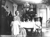 Bilden är från 3:e Tvärgatan 15, hemma i salen hos mormor. Ingrid Brundin till vänster, mormor Anna Margareta Larsdotter Olsson och Karin Brundin till höger.