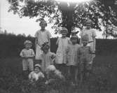 Här är en bild av syskon och kusiner. Från vänster Sören, Ingrid, Eva samt Karin Brundin (bakom). Framför Karin står Bengt Olsson längst till höger. Övriga kusiner okända. Bilden tagen ca 1924.