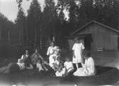 Bilden visar en utflykt till en fäbod med Elna Brundin och hennes fyra barn. Till vänster sitter Elnas kusin Erik Rynning med familj. Erik var rektor i Huskvarna.