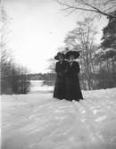 Här är en utflykt vid Hälsinge regemente, Elna Brundin och hennes syster Gertrud, gift Nordgren.